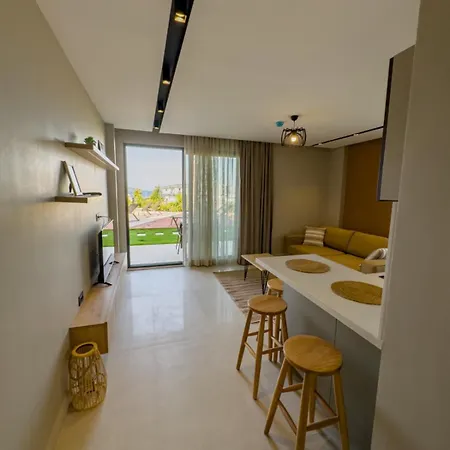 Comfortable 2-br W Pool Access Near Seaside F-1 55 דירה Ayvalı